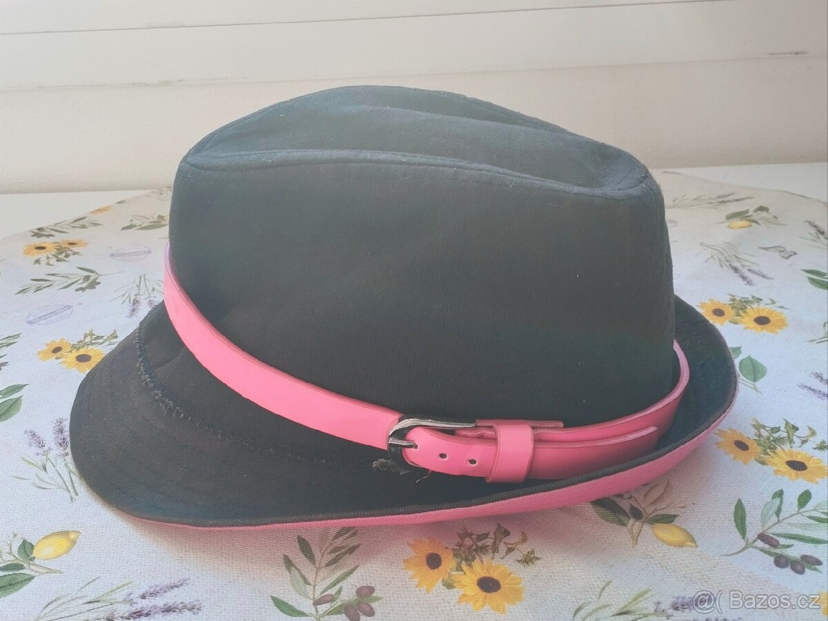 Černo-růžový klobouk s páskem