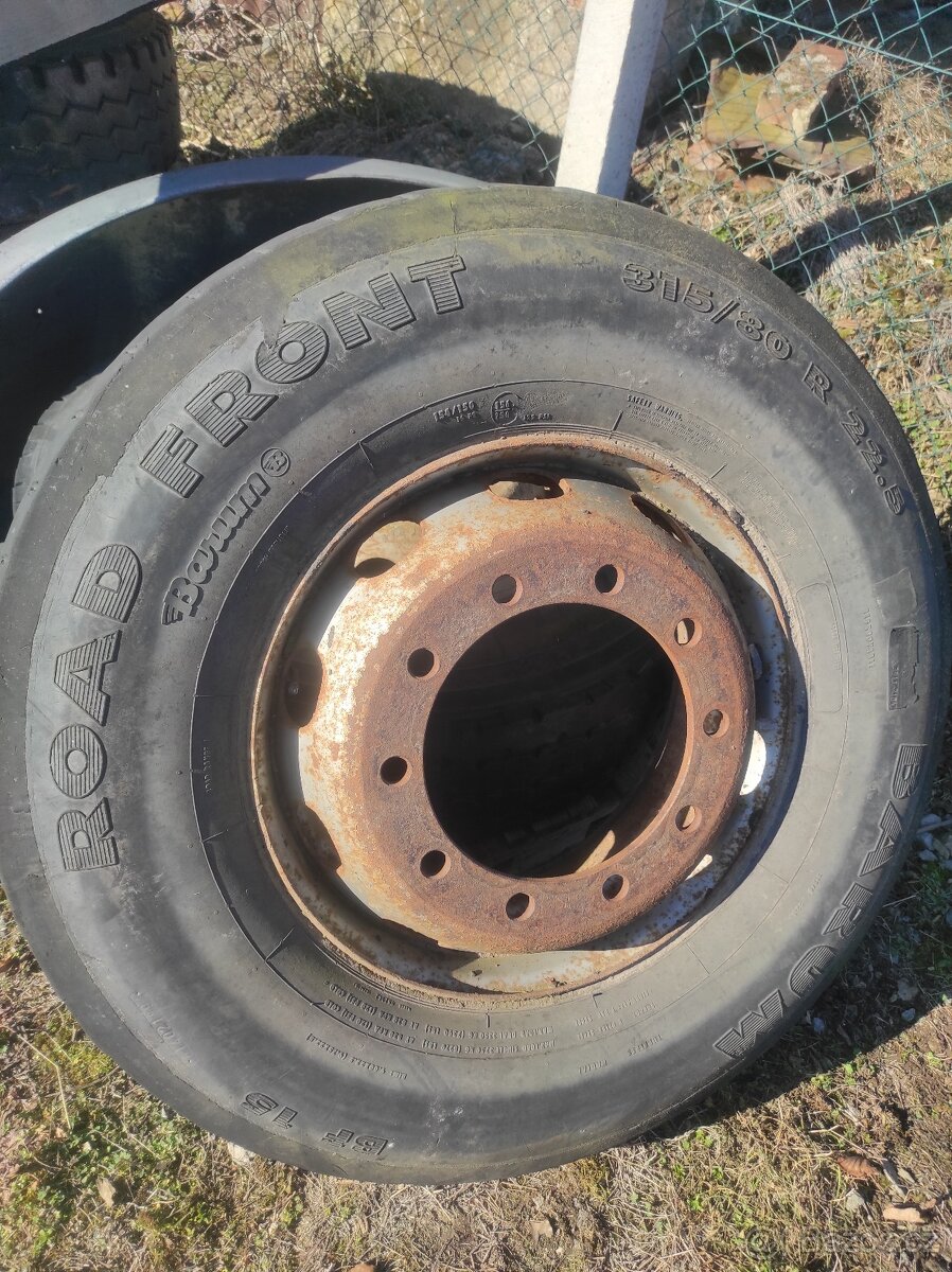 Prodám PNEU záběrová - rozměr 295/80 R22.5 s ráfkem