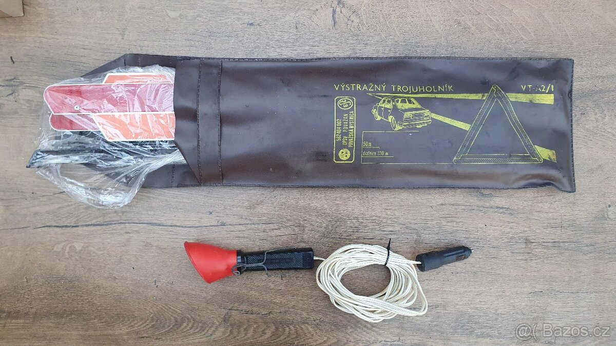 Retro výstražný trojúhelník a lampa