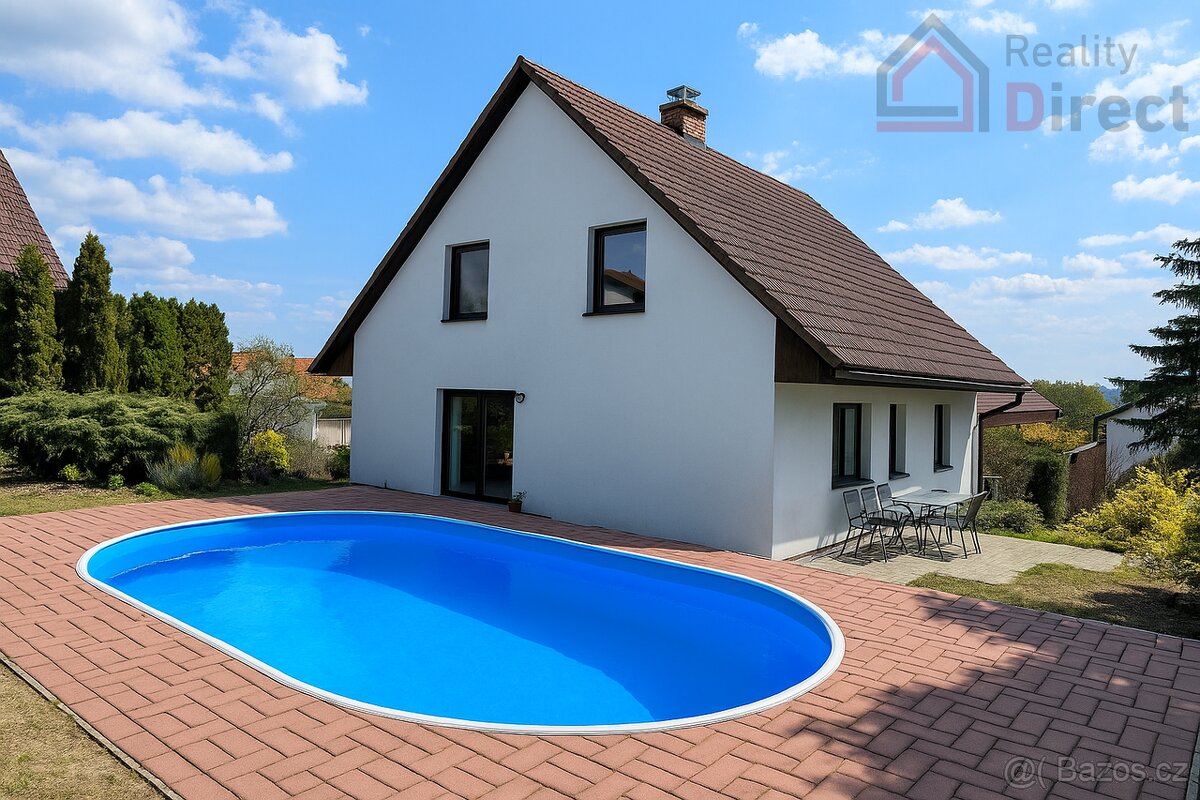 Prostorný rodinný dům 5+1 se zahradou, terasou a bazénem – D