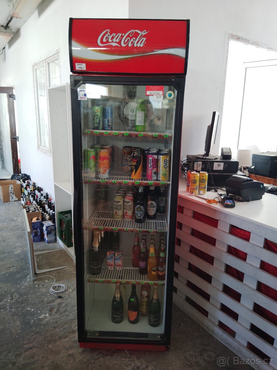 Prosklená lednice Coca cola