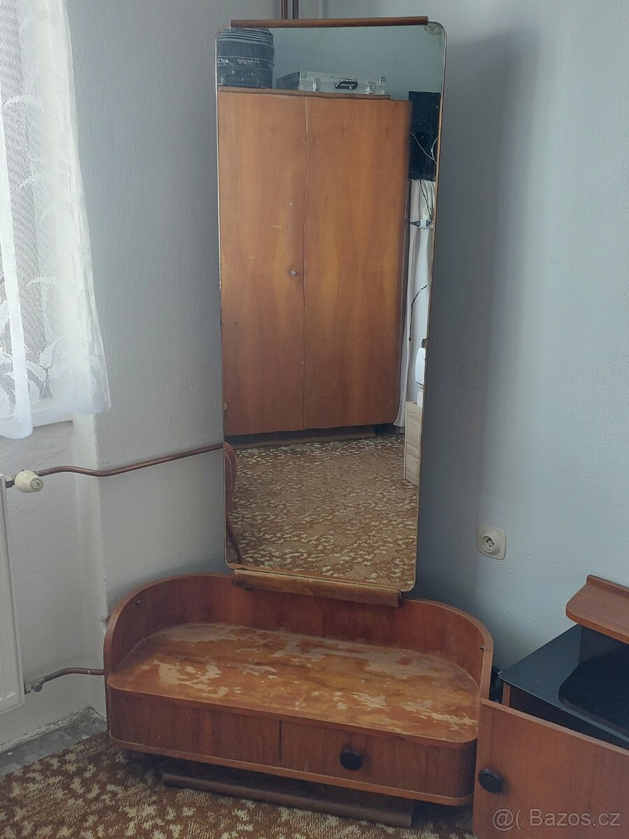 Starý nábytek