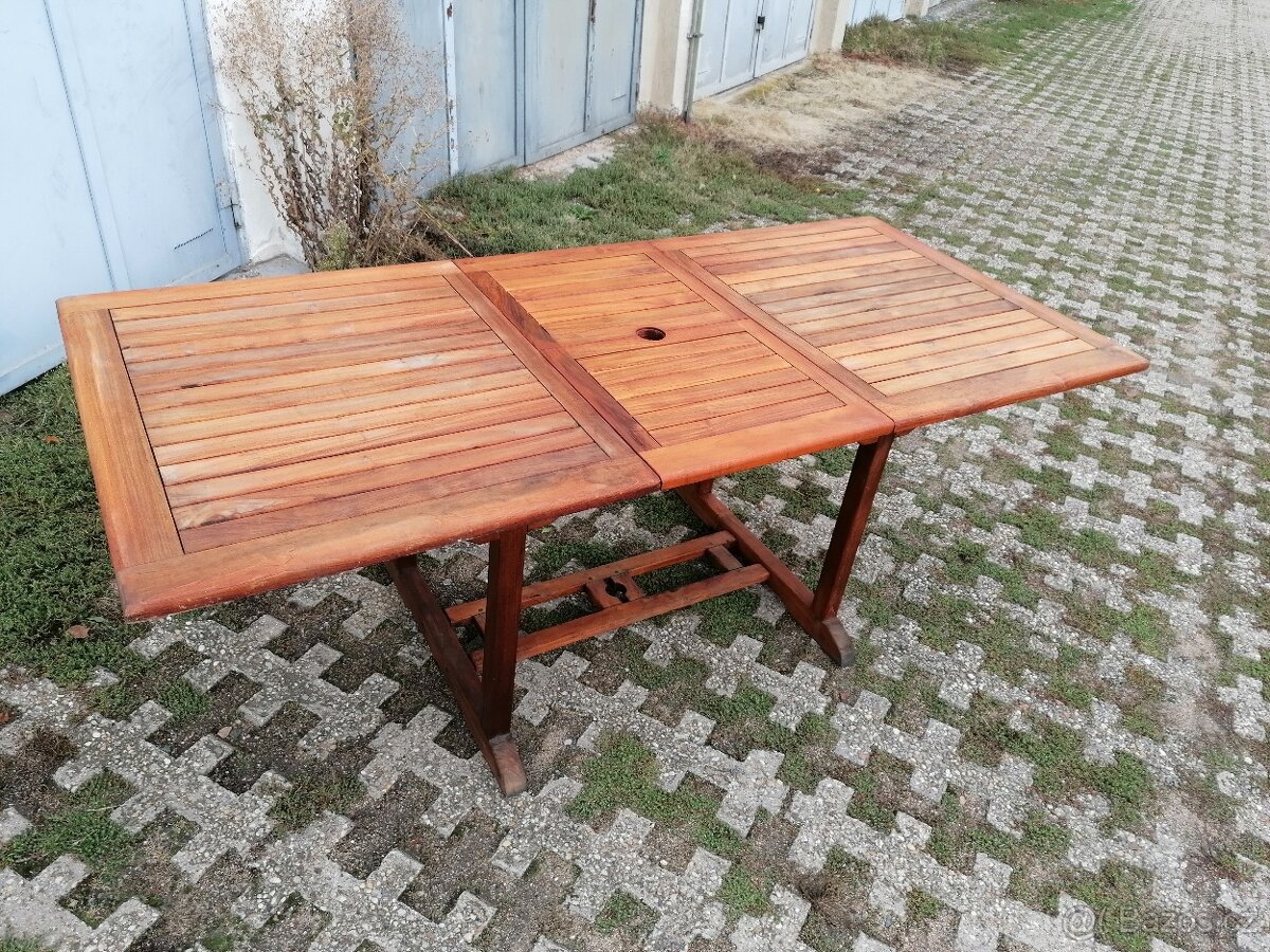 teakový stůl a servírovací stolek