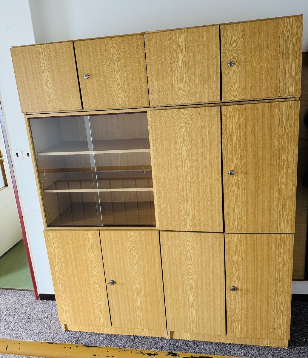 Starší skříň