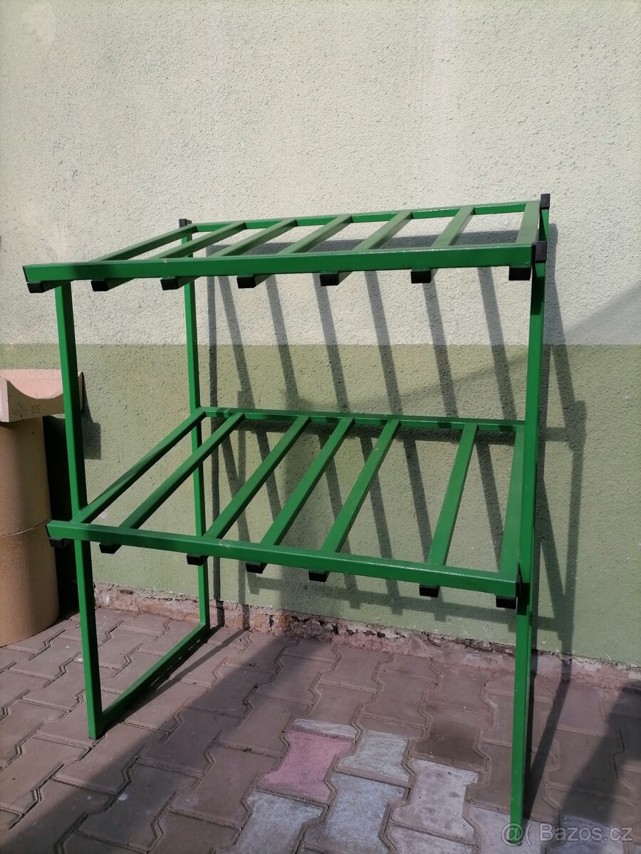 Kovový regál
