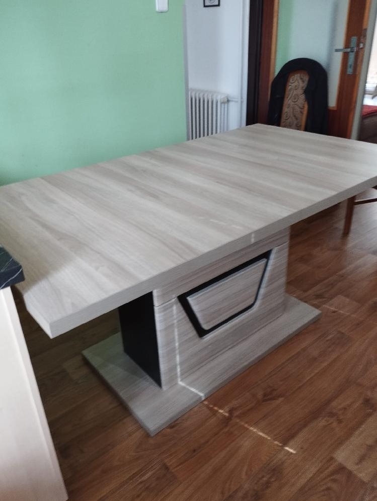 Kuchyňský masivní rozkládací stůl