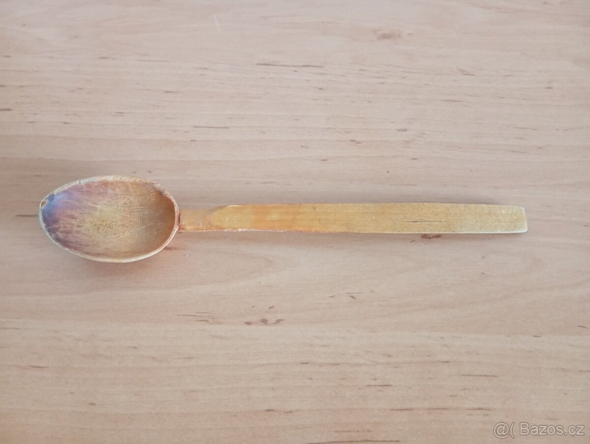 Stará ručně vyřezávaná dřevěná dlouhá lžíce