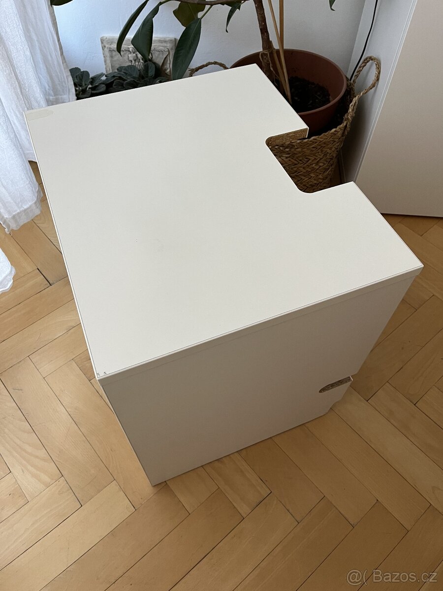 Stolička / box k radiátoru do bytu v panelovém domě