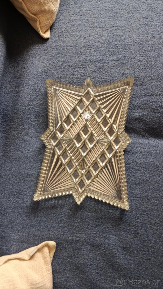 Starý tác s křišťálového skla.