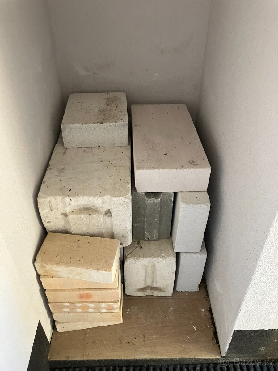 Tvárnice, cihly (za odvoz)