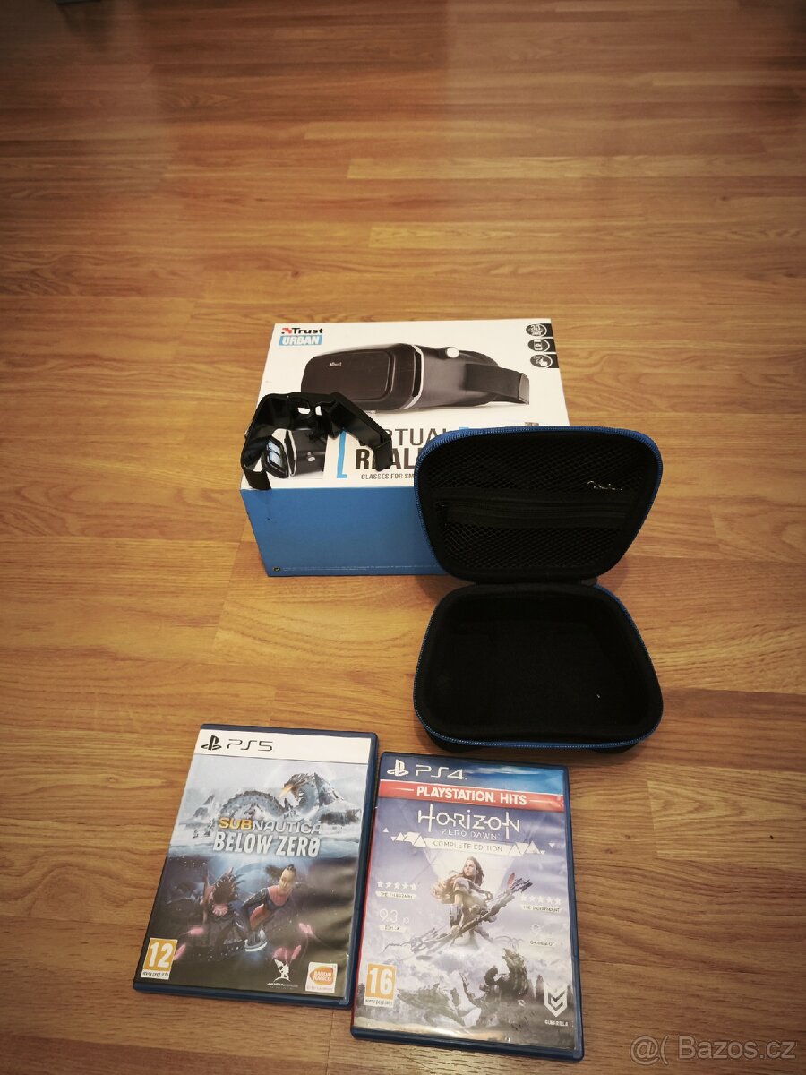 PS4 a 5 hry plus příslušenství.