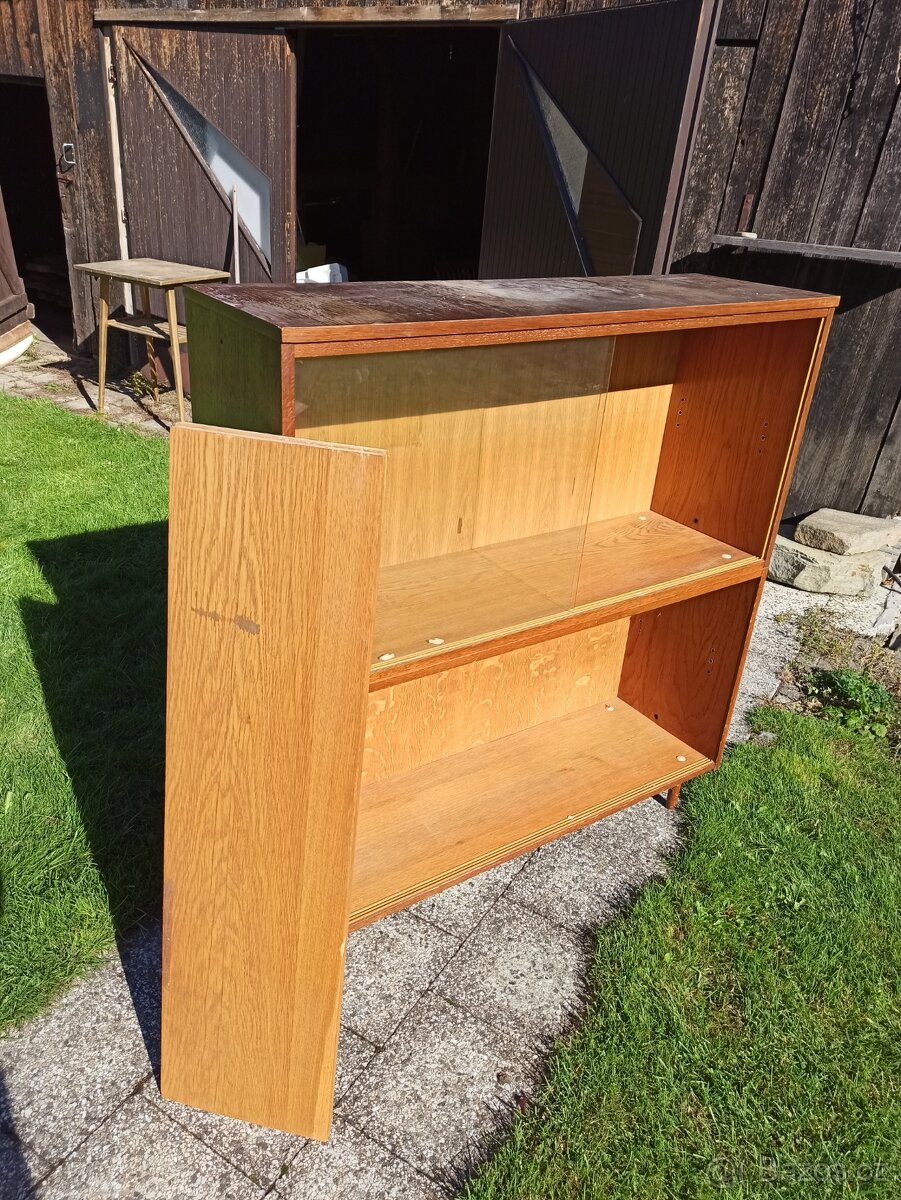 Knihovna/ regál/ úložné prostory