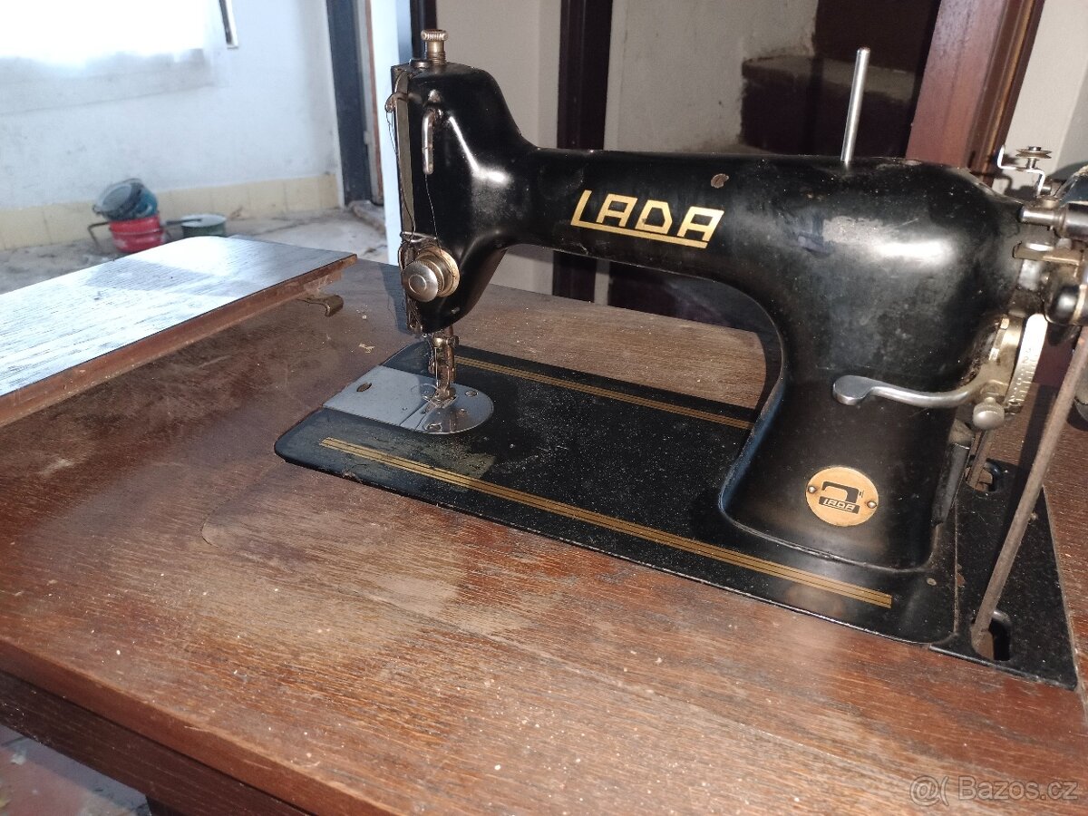 šicí stroj Lada