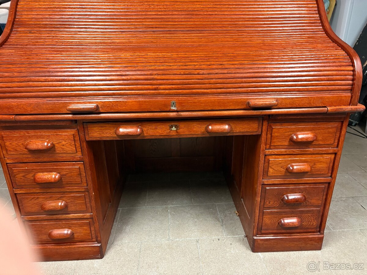 Masivní psací stůl