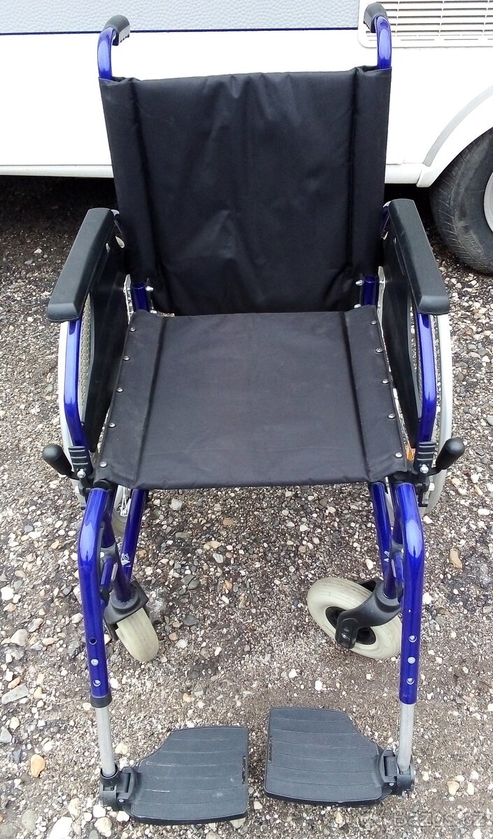 Skládací invalidní vozík
