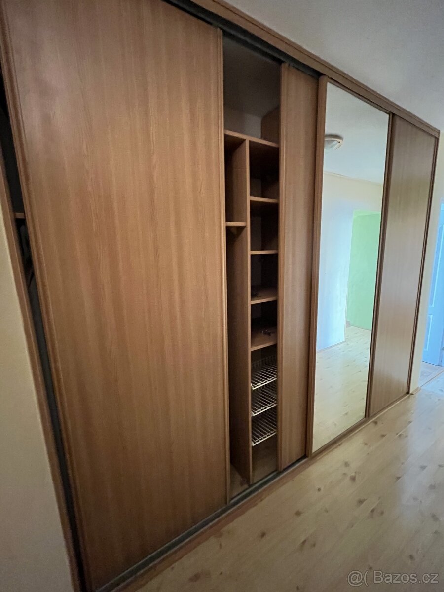 Vestavěná skříň