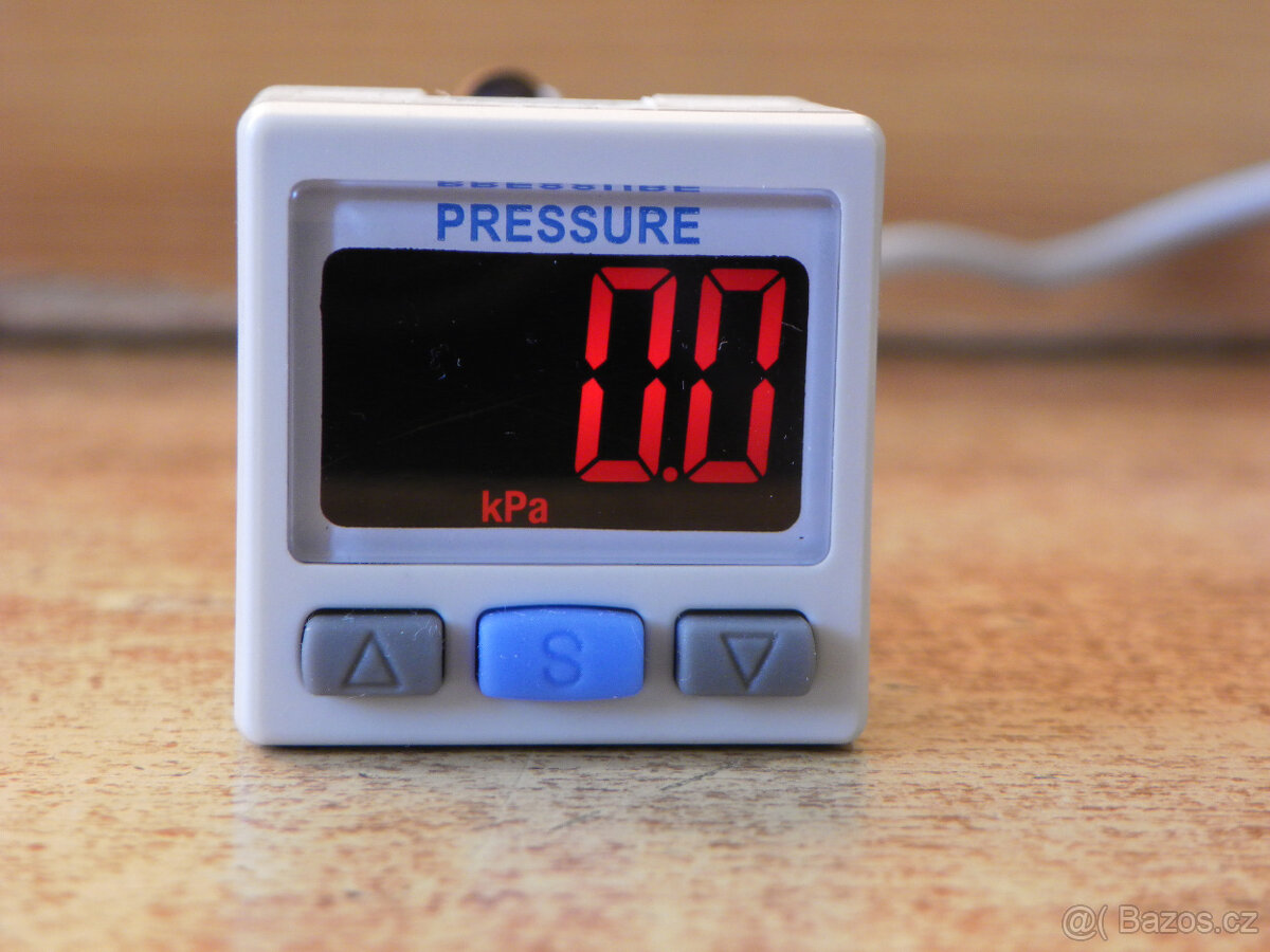 Přesný elektronický spínač / měřič vakua 0 až -101 kPa