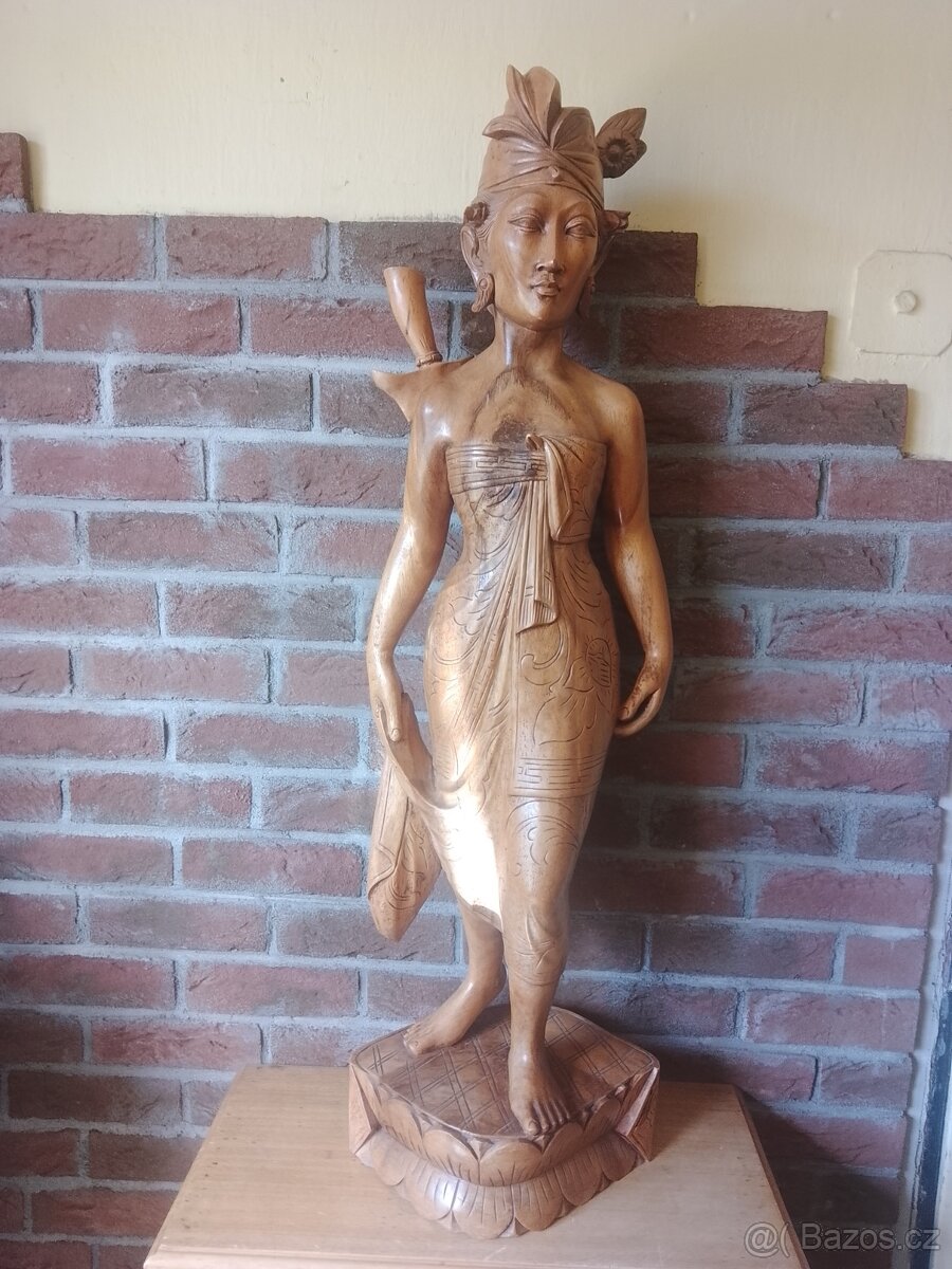 Dřevěná socha ženy