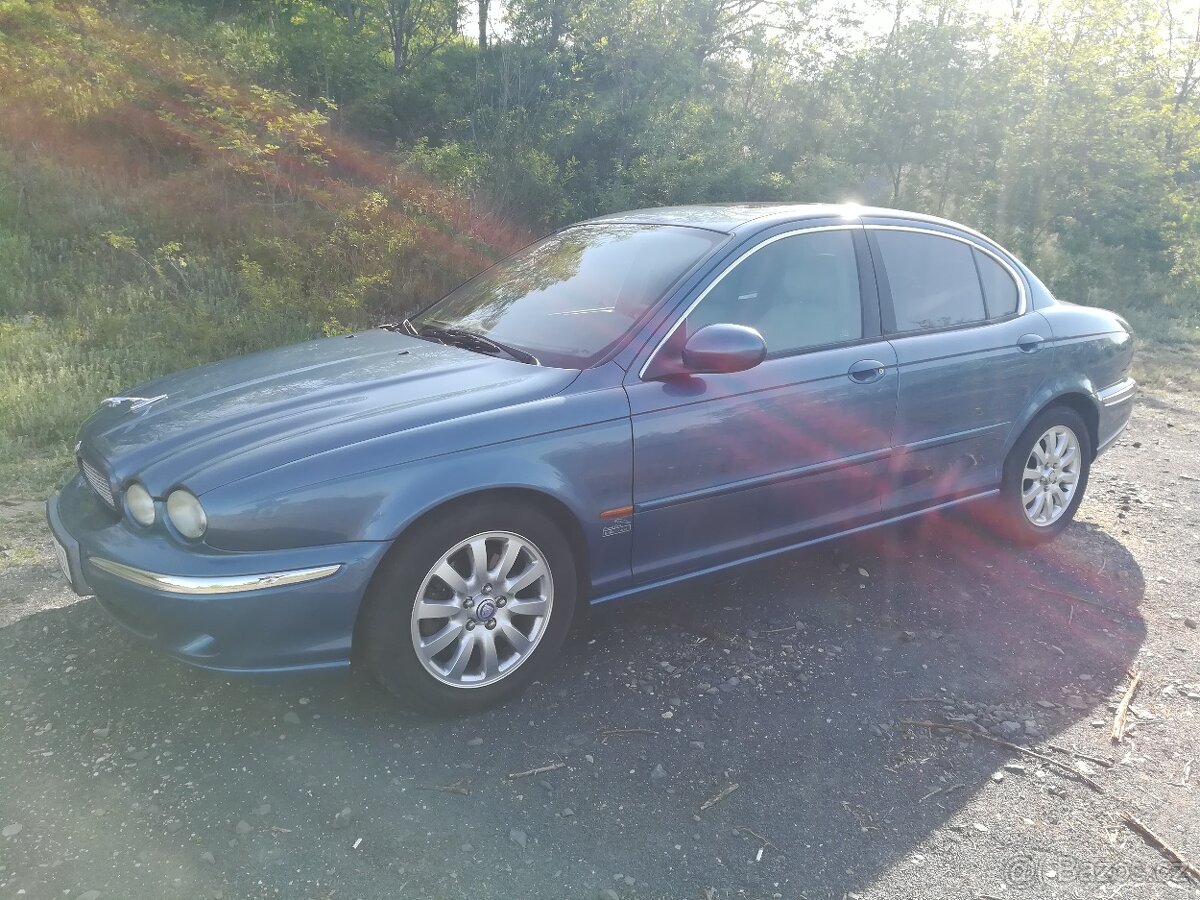 Jaguar X-type 2,5V6 4x4 benzín, manuál.