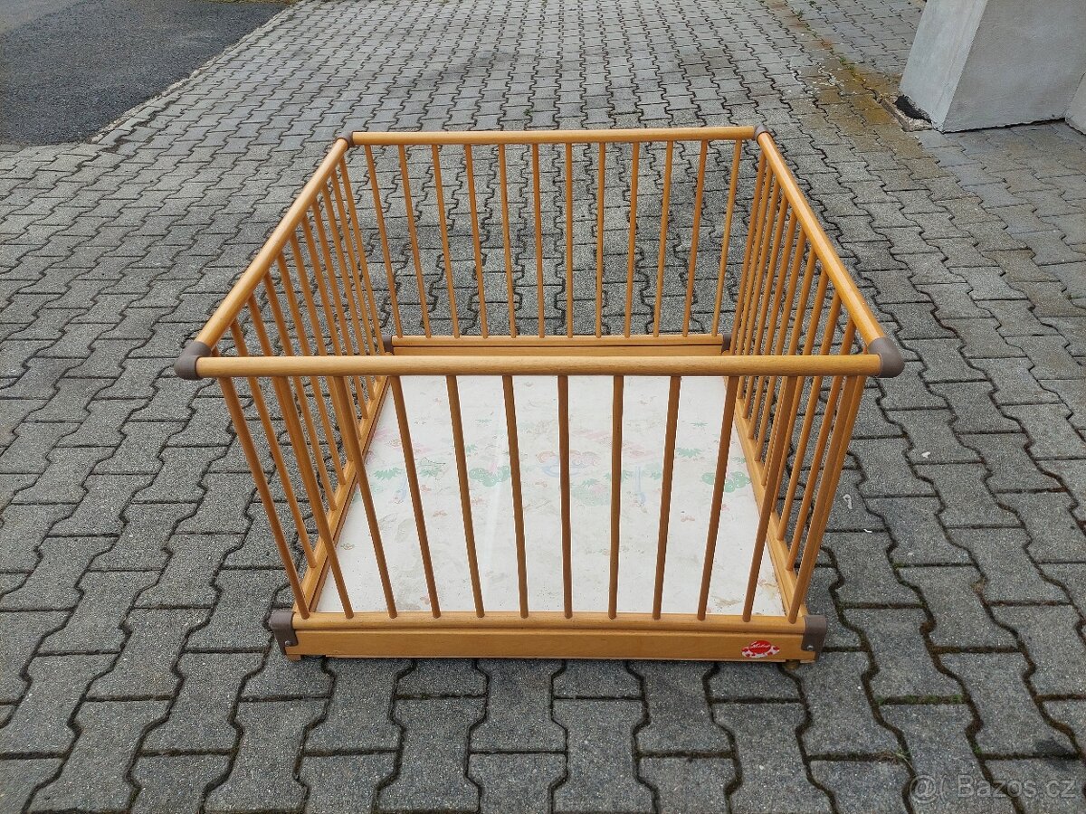 DĚTSKÁ DŘEVĚNÁ SKLÁDACÍ OHRÁDKA.