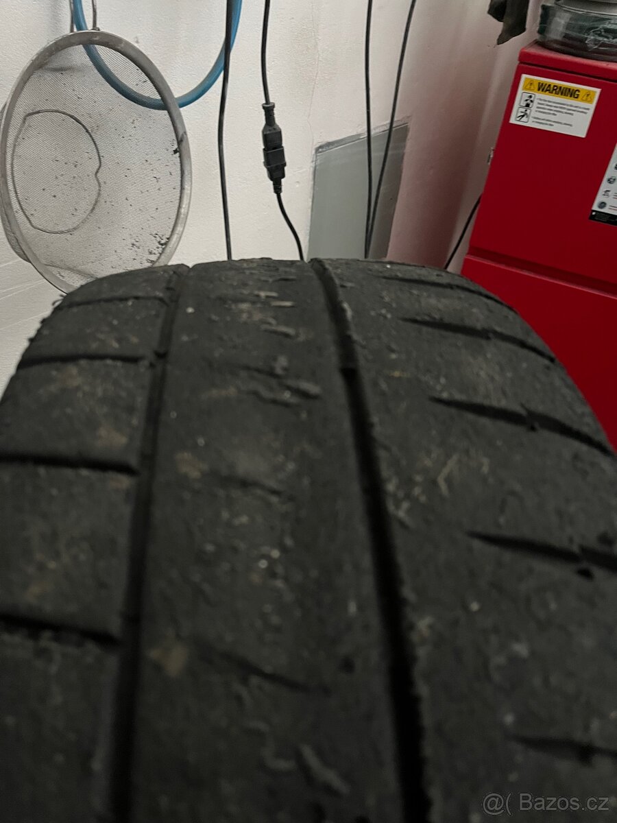 Závodní pneu Michelin r18