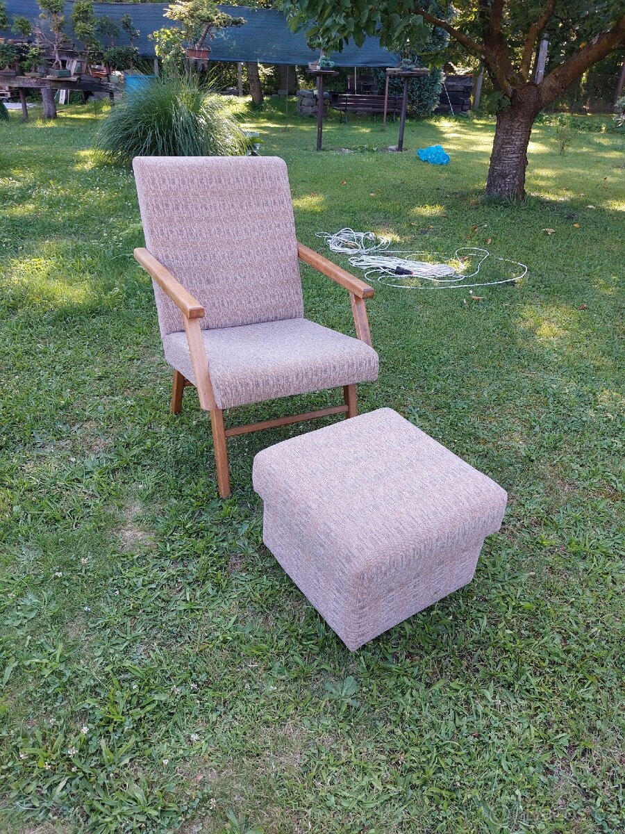 Retro křeslo s taburetem