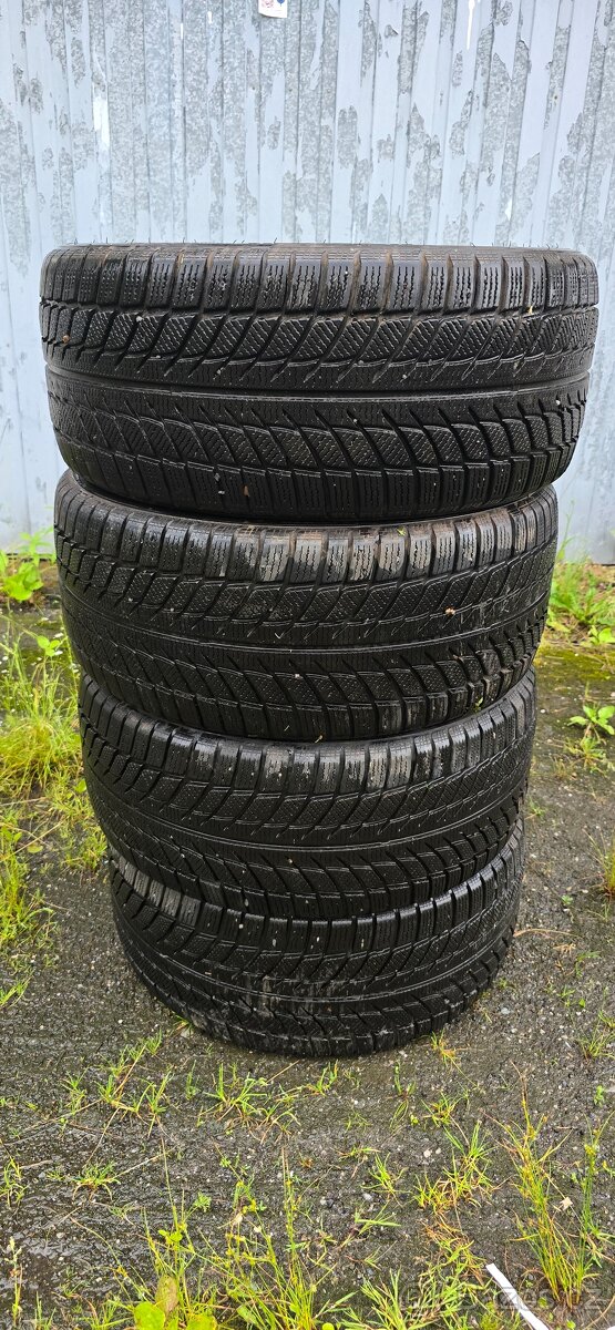 Pneu 245/40/18 M S