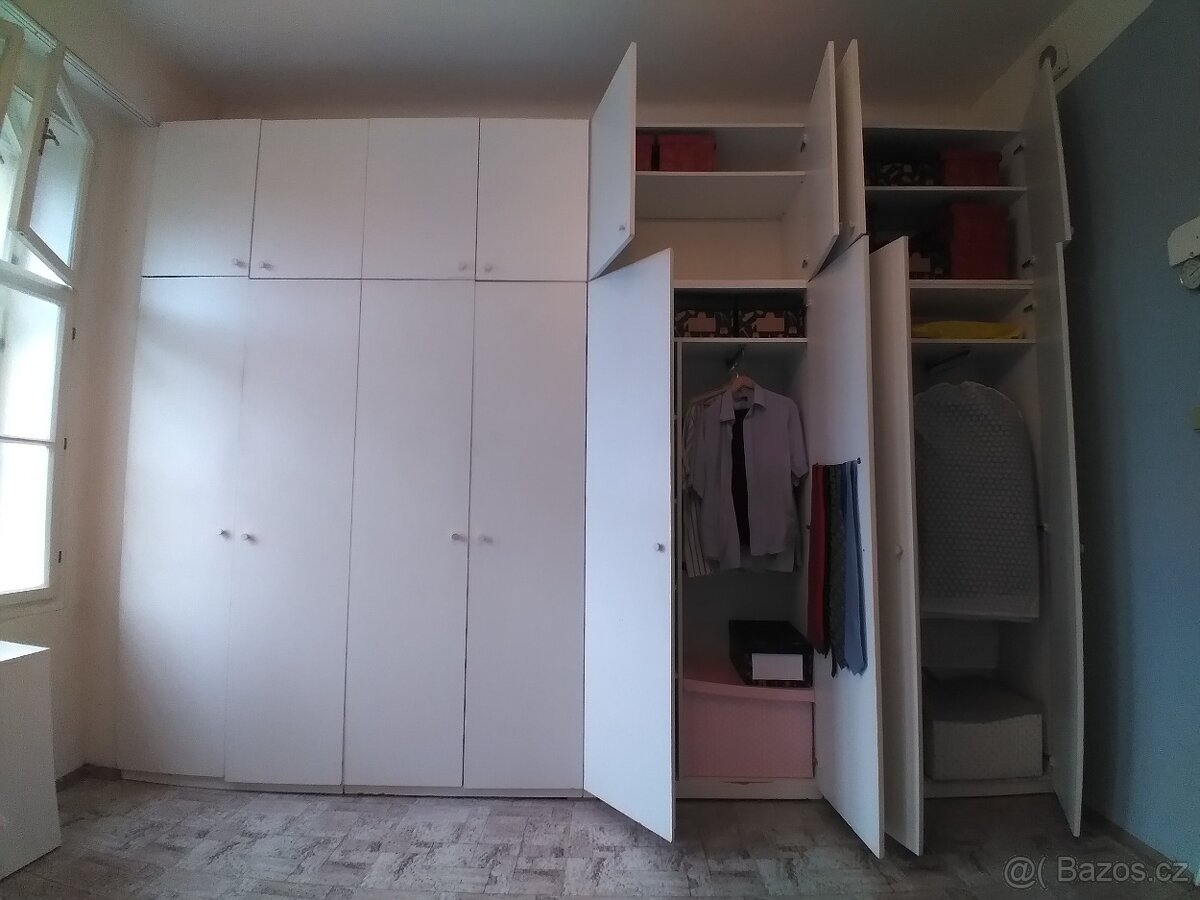 Sada skříní tvořící stěnu