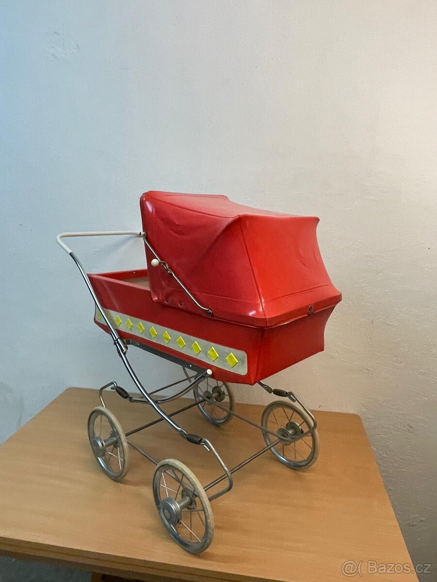 Kočárek pro panenky