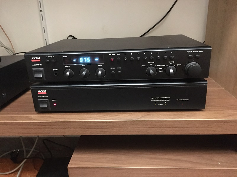Předzesilovač Adcom GTP 400 a koncák Adcom GFA 535 II