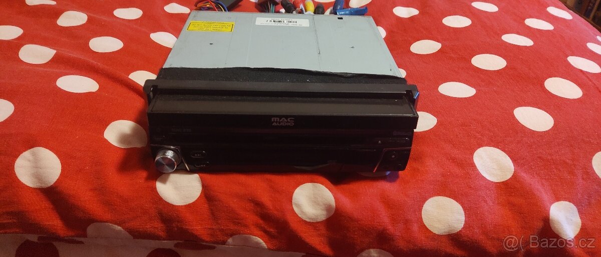 Autorádio Mac s vyjížděcí LCD obrazovkou