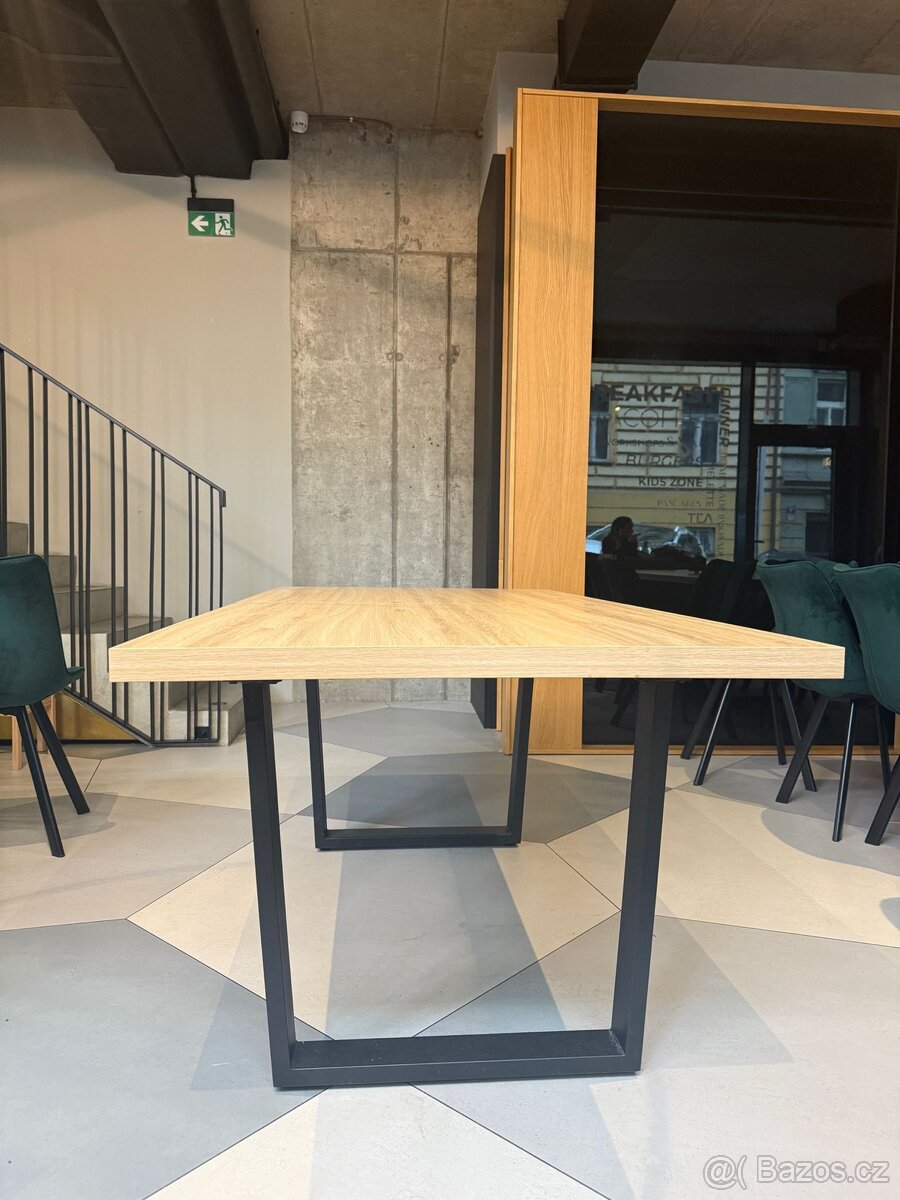 Rozkládací jídelní stůl