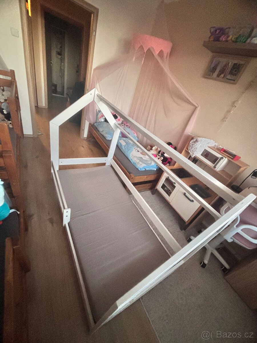 Dětská domečková postel