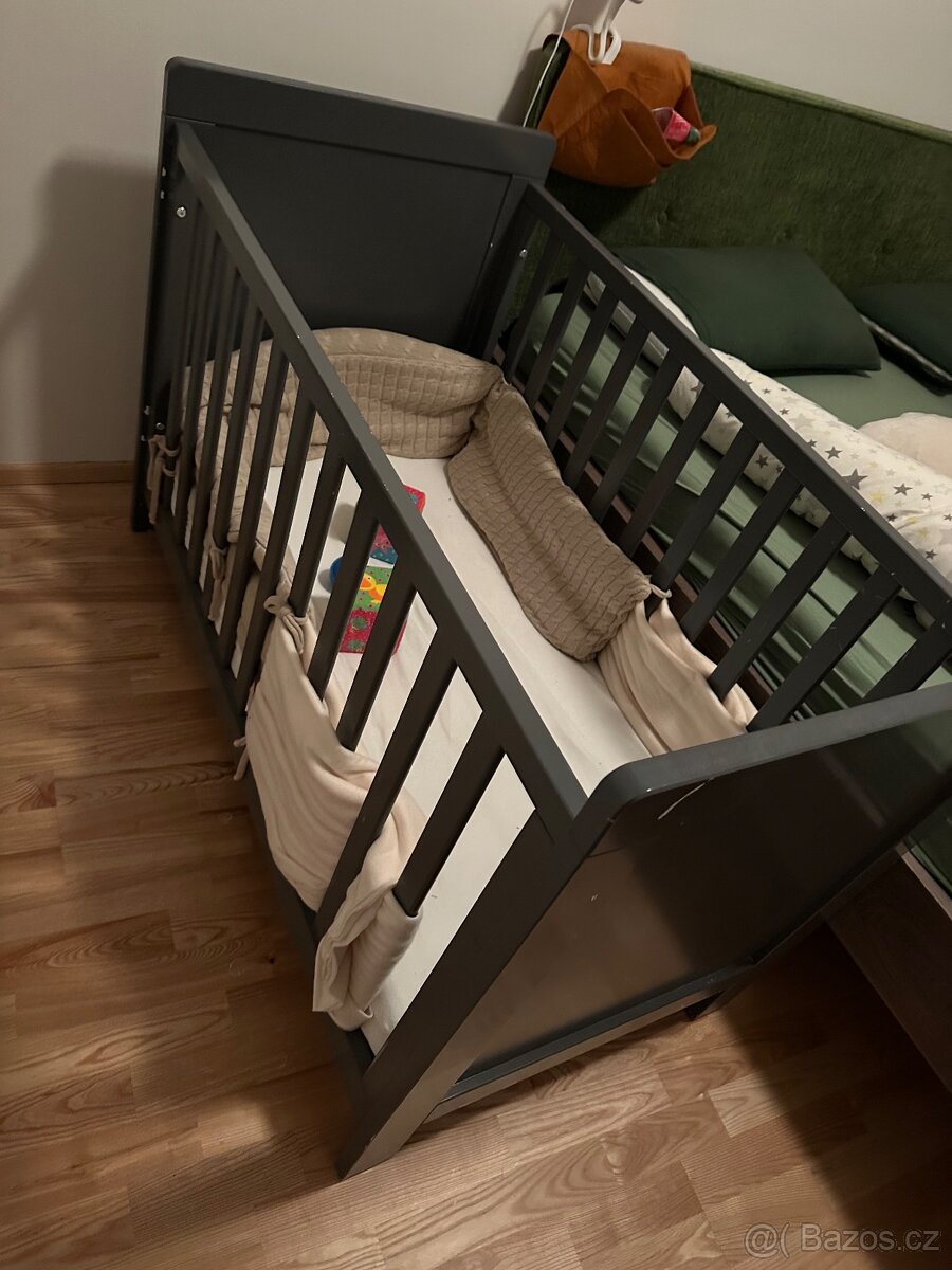 Dřevěná postýlka s matrací