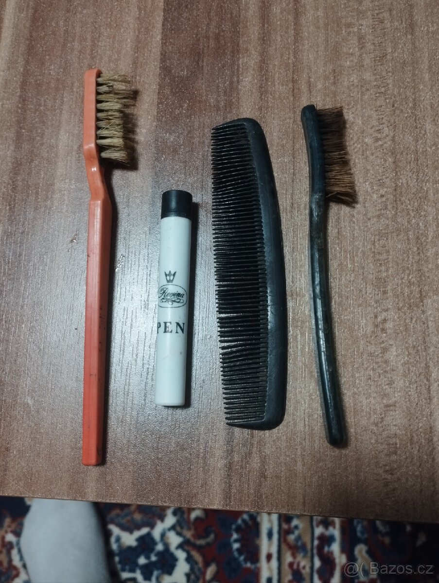 Staré kartáčky, hřeben atd