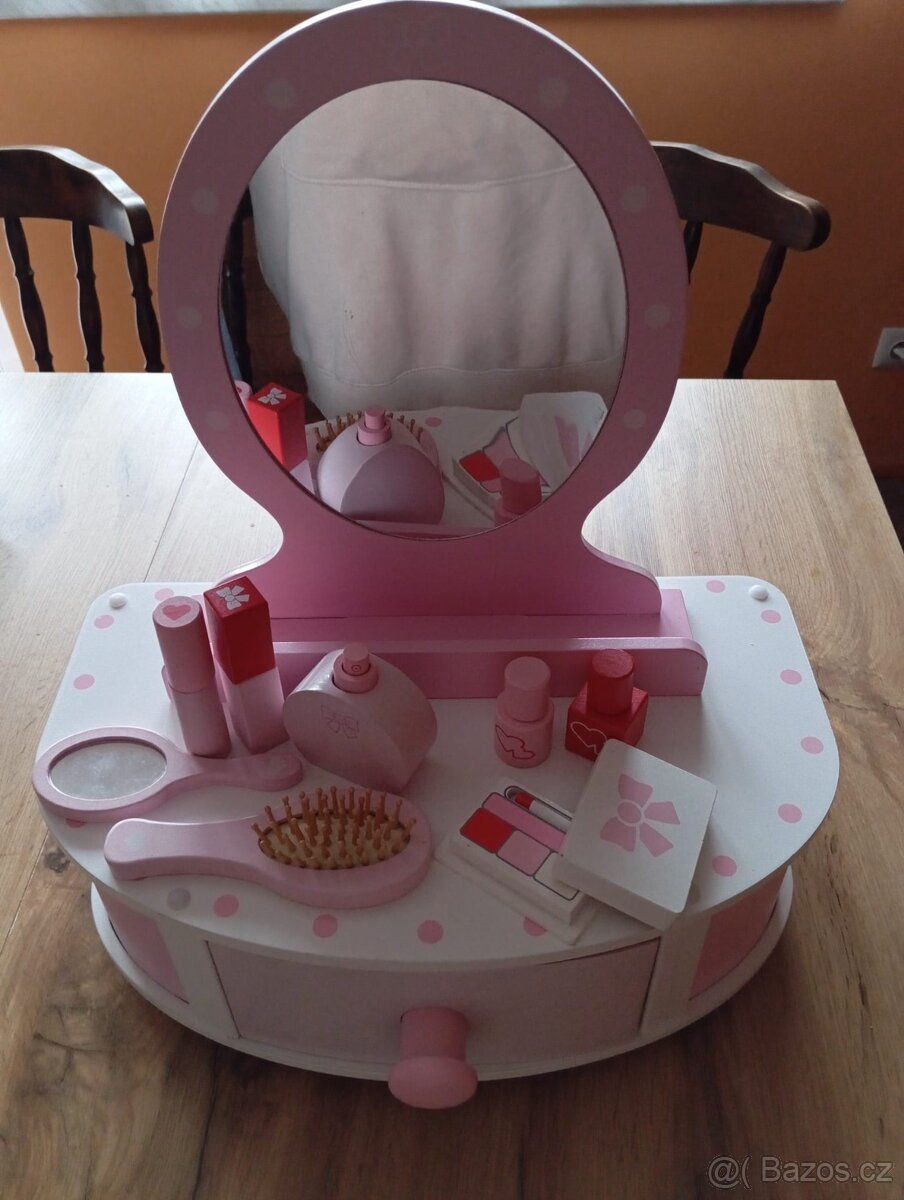 Kosmetický (toaletní) stolek