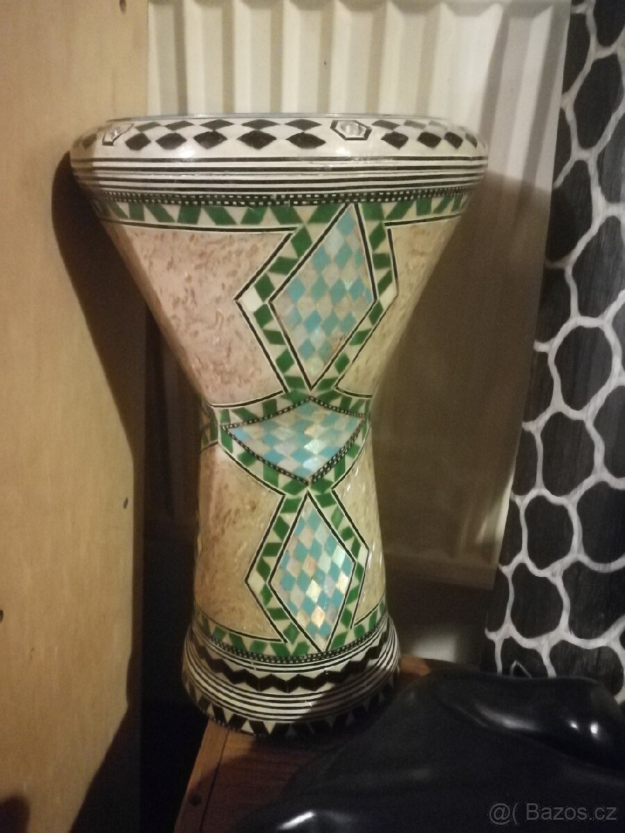 Buben Darbuka vykládáno a zdobeno perleťi
