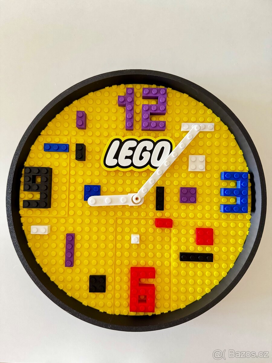 Nástěnné Hodiny ve stylu LEGO