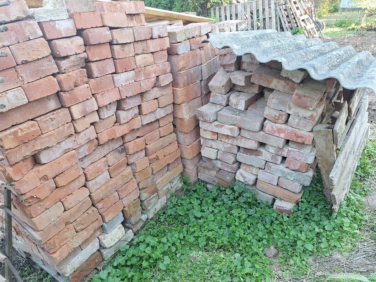 Staré nevyužité cihly