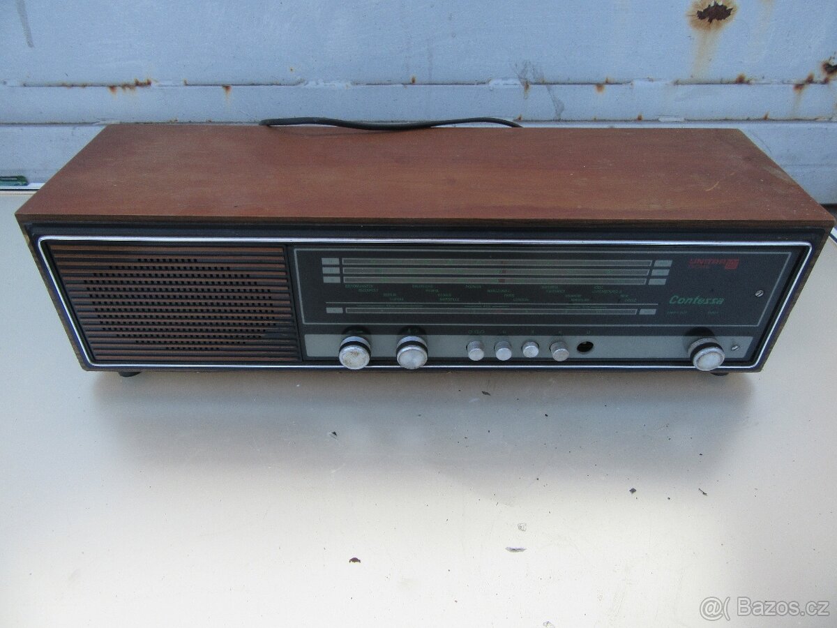 Nabízím stare radio Unitra Contessa. Nefunkční. Chybí jedno
