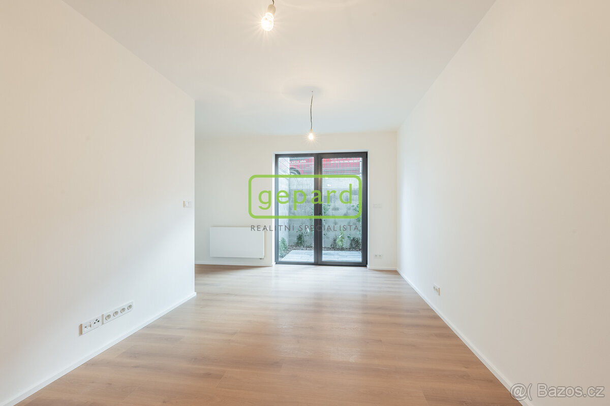 Pronájem bytu 1+kk/Z, 30 m2 + 12 m2 zahrádka, Praha 8-Kobyli