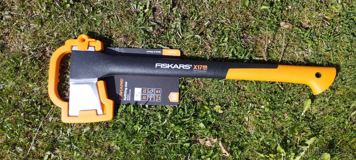 FISKARS X17 ŠTÍPACÍ SEKERA NA DŘEVO Fiskars X17 M