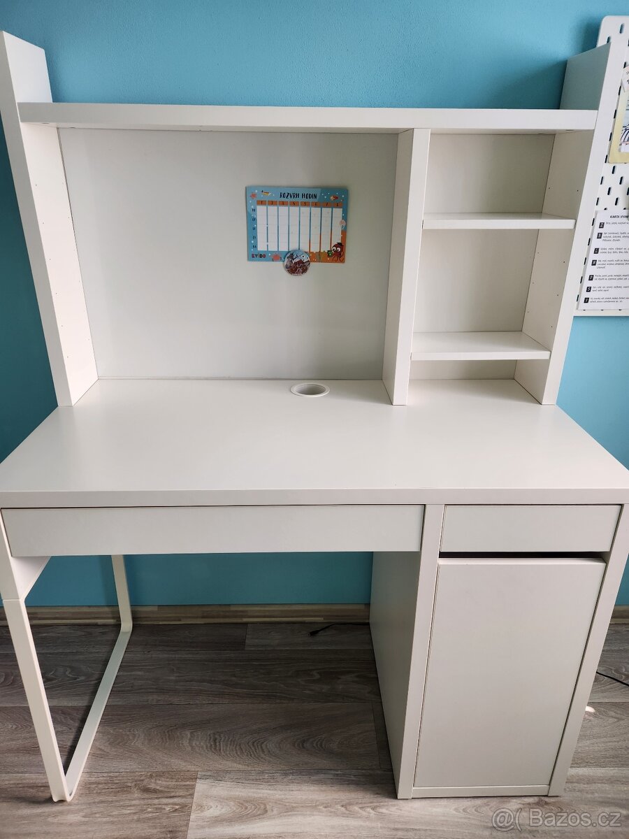 Přídavný díl k psacím stolu Ikea Micke.
