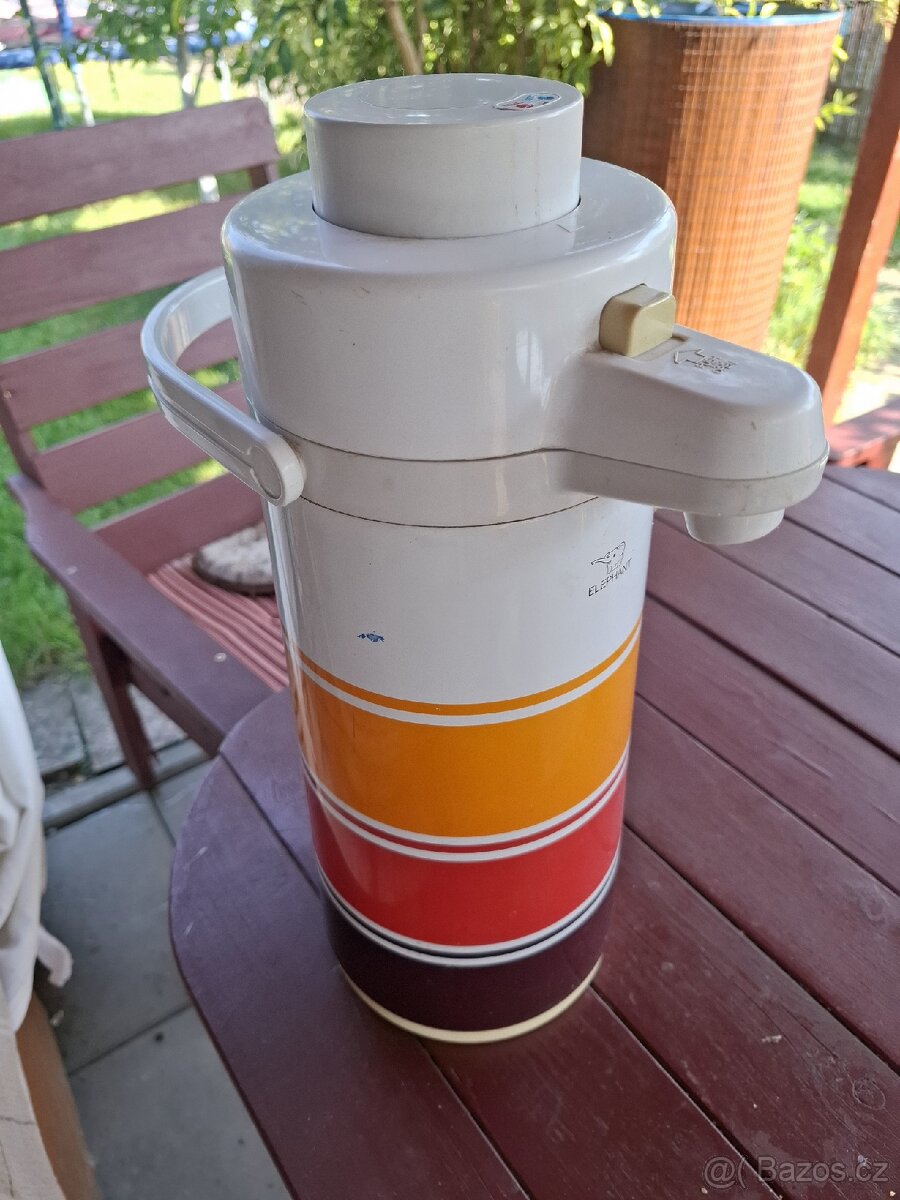 pumpovaci termoska 2,2 L.
