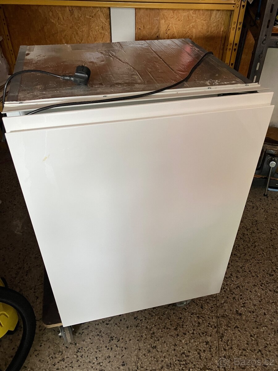 EMbraco lednička k vestavbě pod kuchyňskou linku