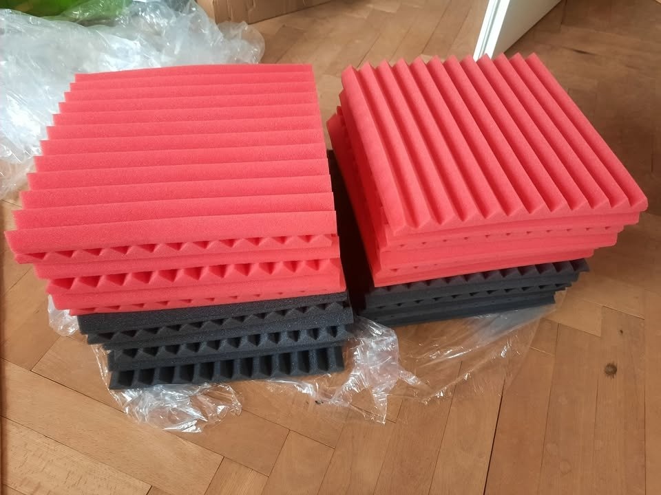 Akustická pěna 30 x 30 x 2.5 cm 24 ks (již jen červené)