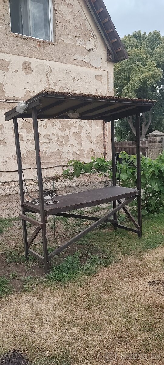 Prodejní dřevěný stánek