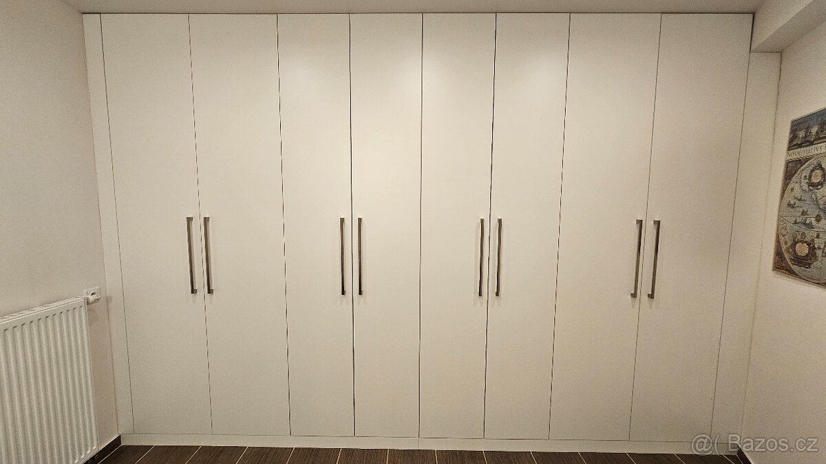 Bílá šatní a úložná skříň