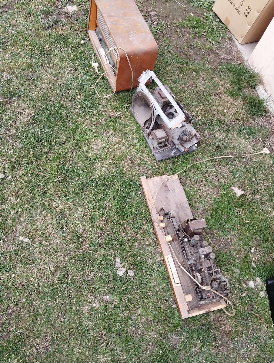 3ks starých rádií