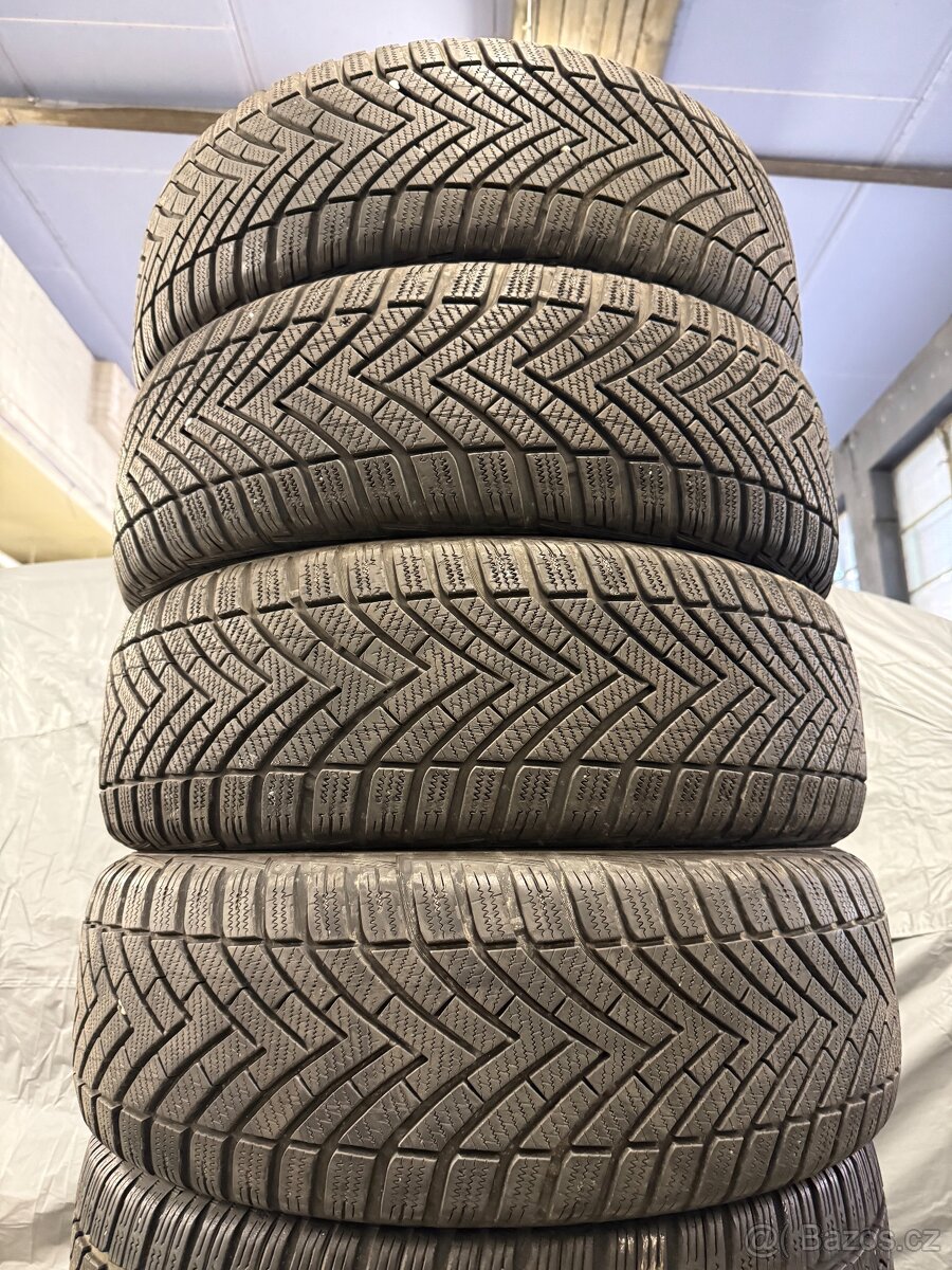 prodám zimní 205/60/16 Vredestein